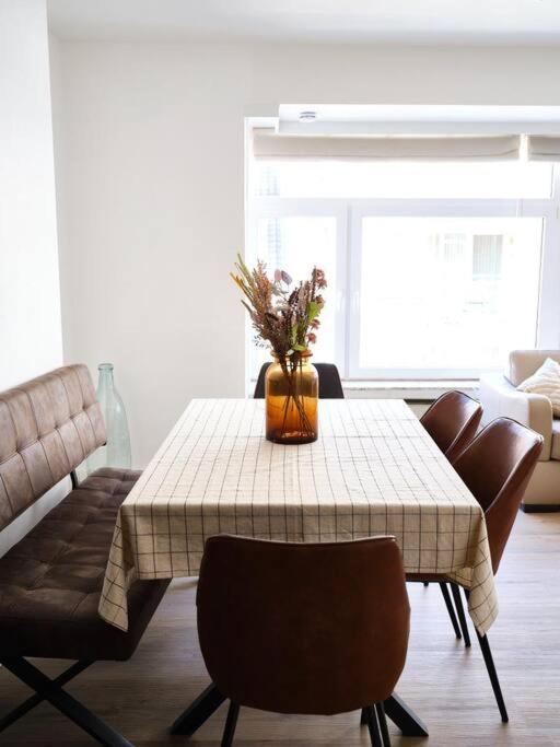 Hugo by the harbor, light-filled and centrally located apartment - free parking