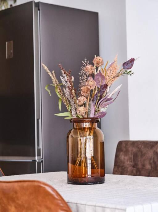Hugo by the harbor, light-filled and centrally located apartment - free parking
