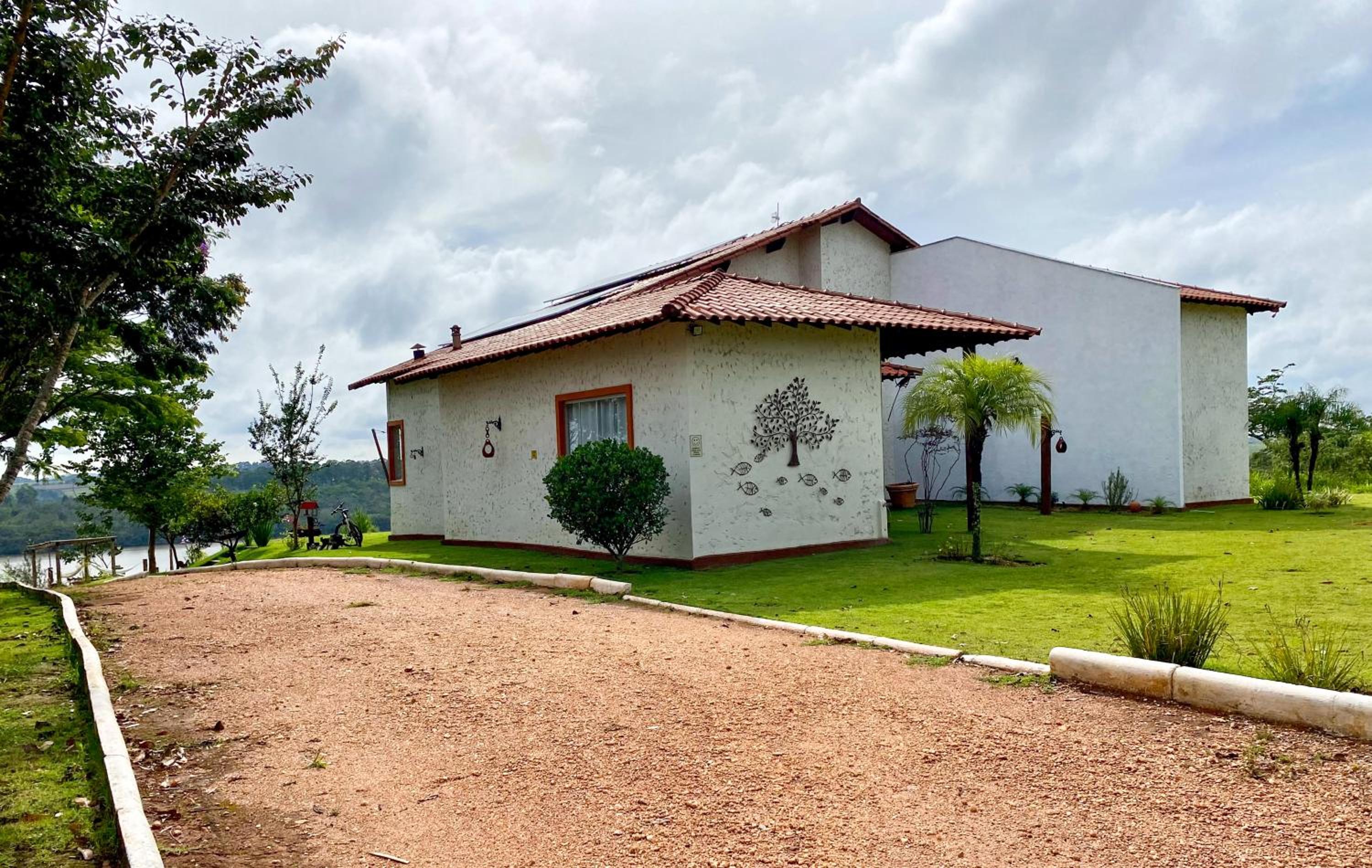 Casa em ponto turístico de Carrancas, com PISCINA, VISTA de Cinema, 3 Suítes, cozinha EQUIPADA, NATUREZA exuberante, acesso à represa