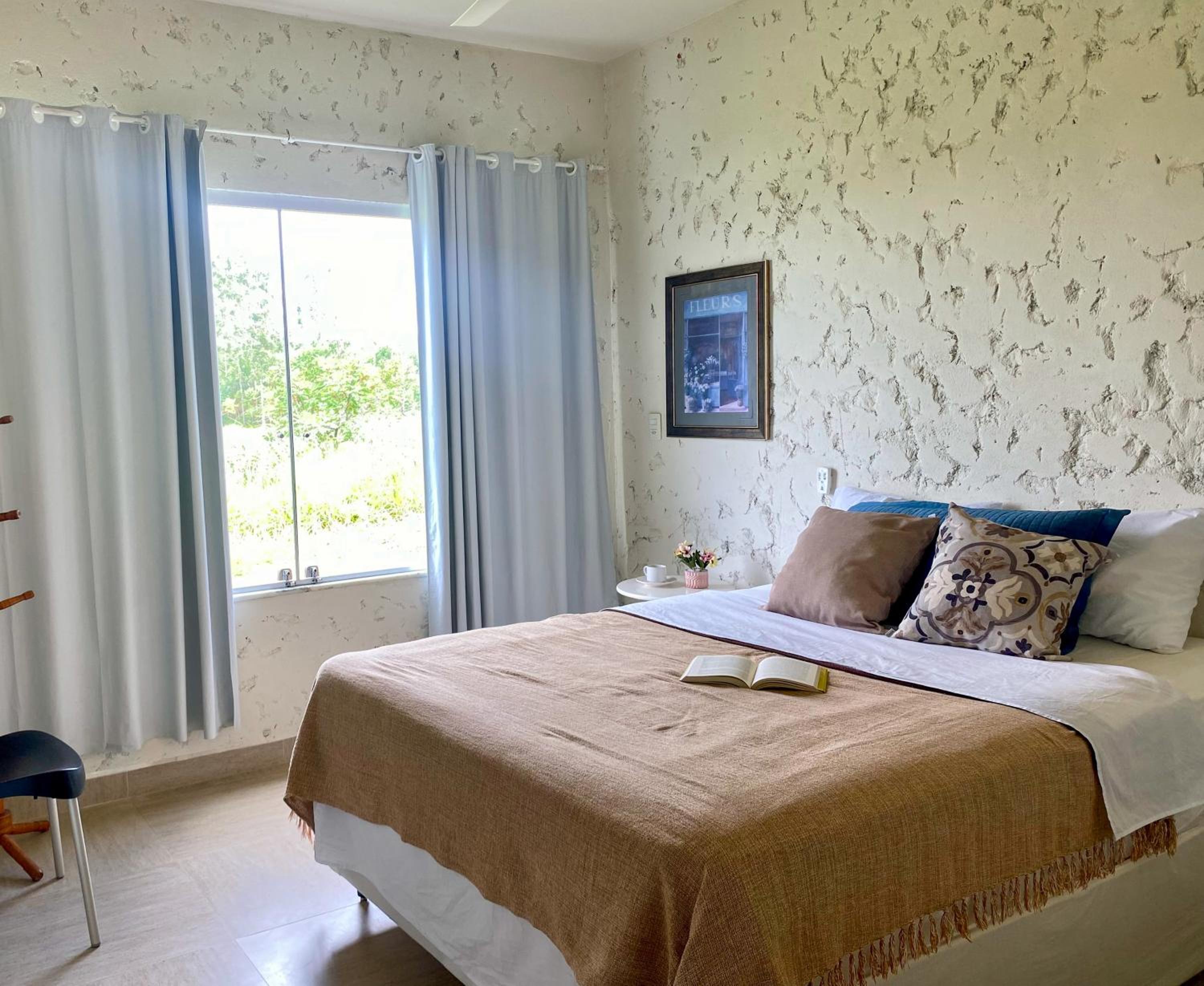 Casa em ponto turístico de Carrancas, com PISCINA, VISTA de Cinema, 3 Suítes, cozinha EQUIPADA, NATUREZA exuberante, acesso à represa