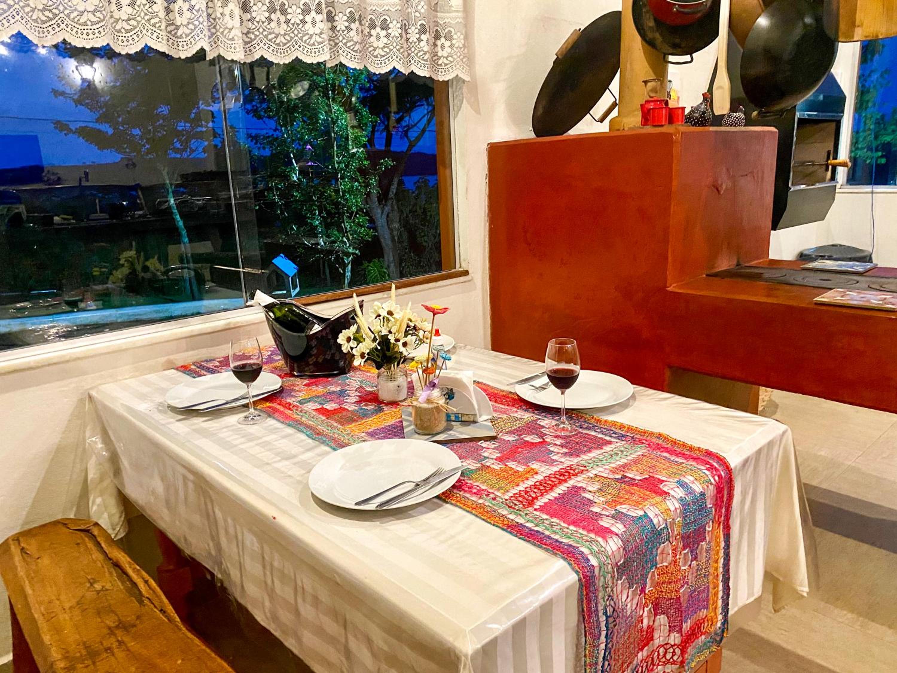Casa em ponto turístico de Carrancas, com PISCINA, VISTA de Cinema, 3 Suítes, cozinha EQUIPADA, NATUREZA exuberante, acesso à represa