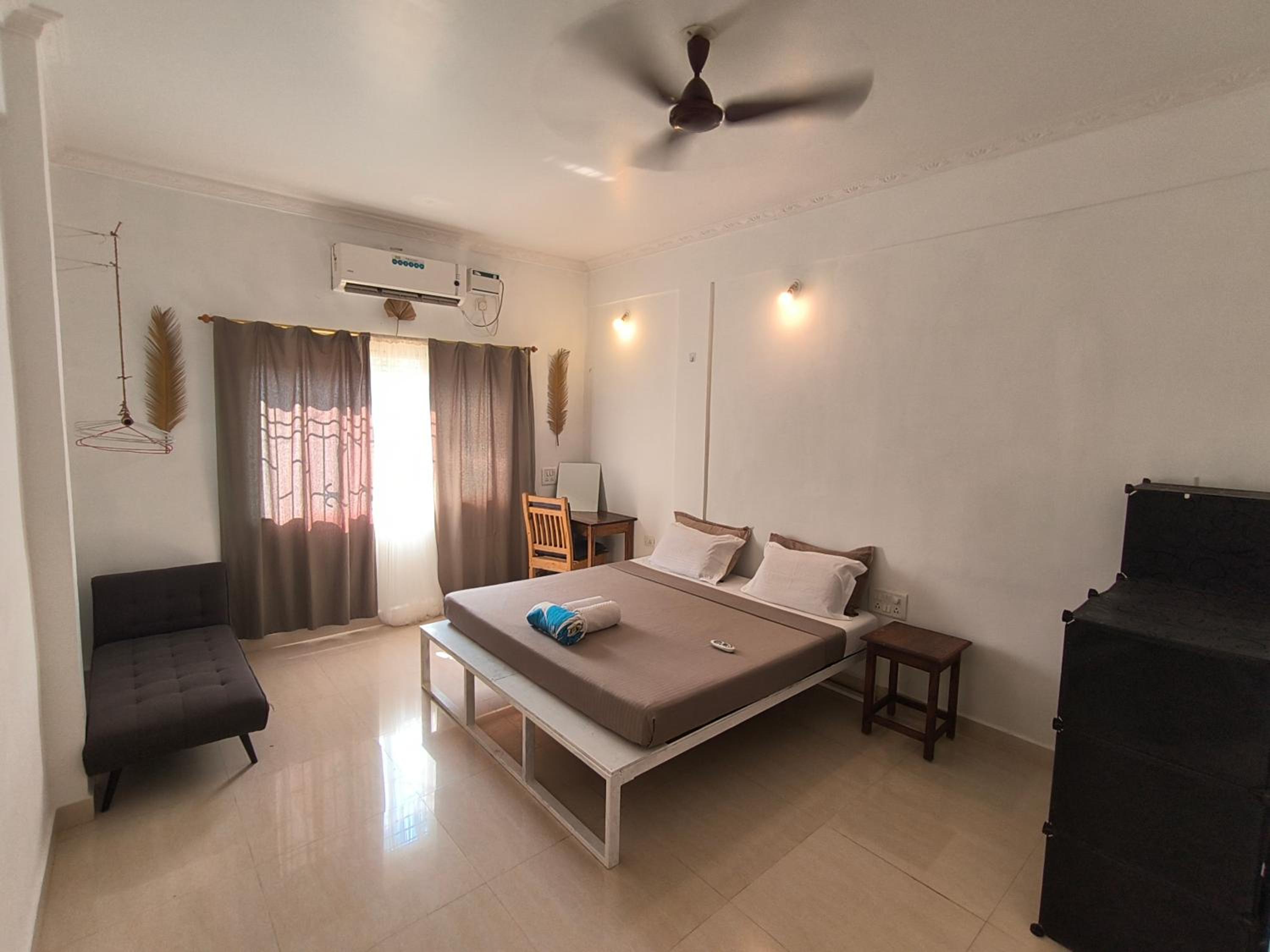 J-House, 4 Apartments with balconies, NO kitchen, Thalassa 1min away view 4