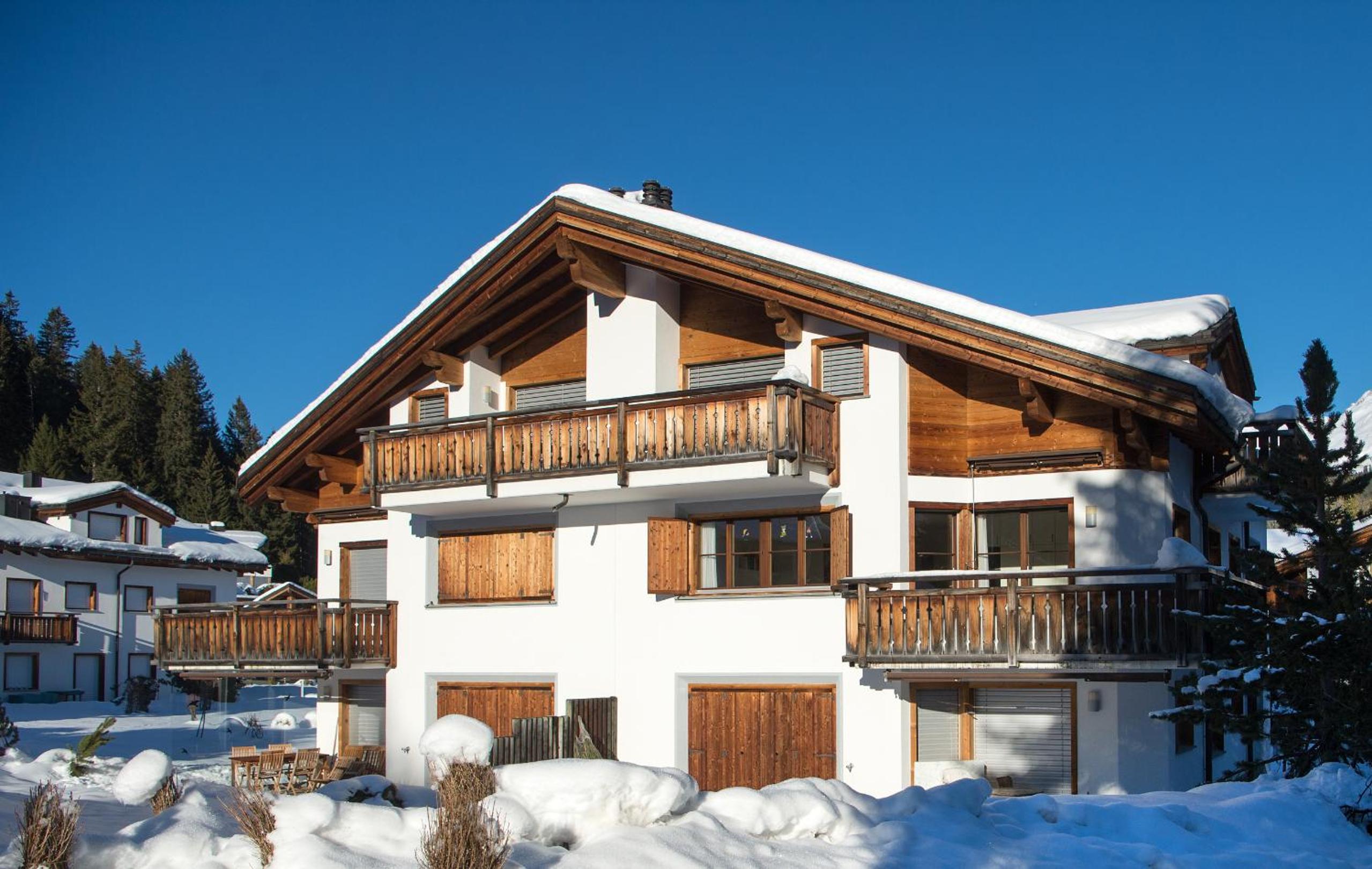 Prime location Apartment 300 meters lift