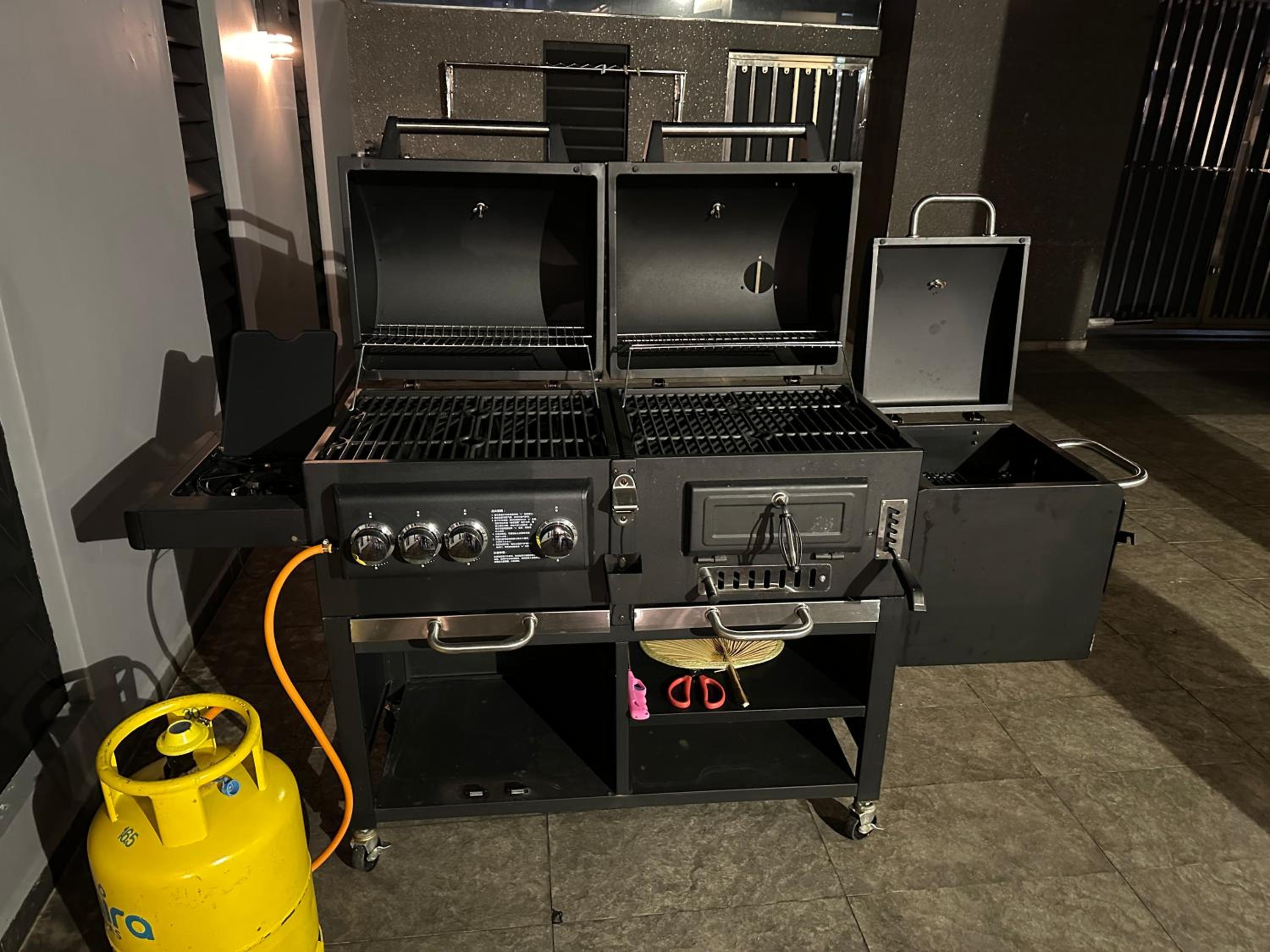 Near ksl bungalow near midvalley BBQ Karaoke wifi 300Mbps