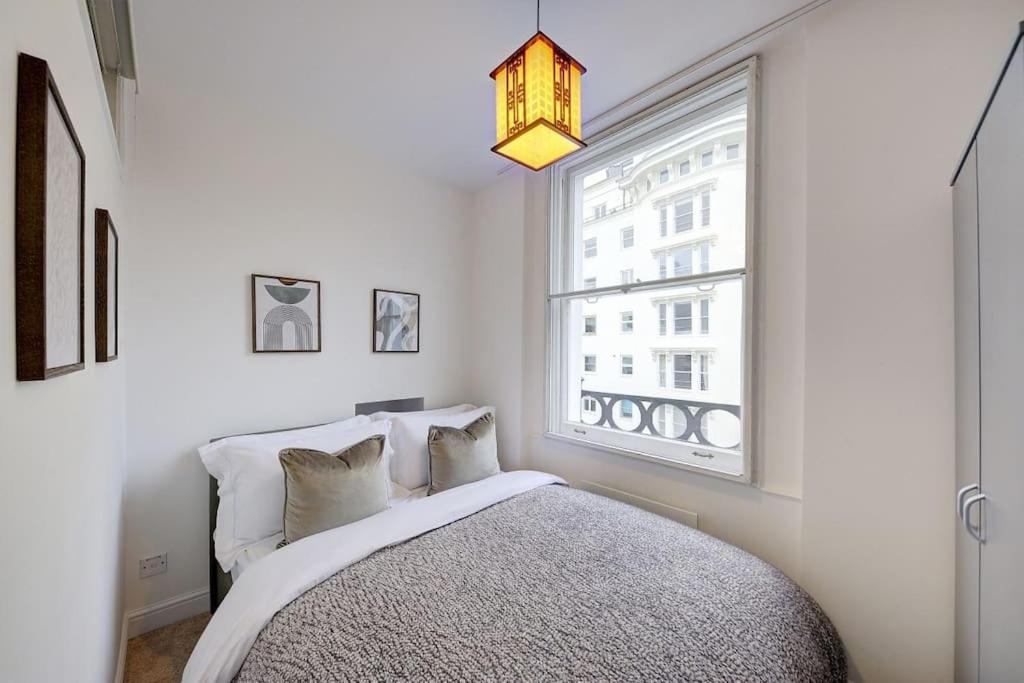 Stunning Hyde Park Apartment view 3