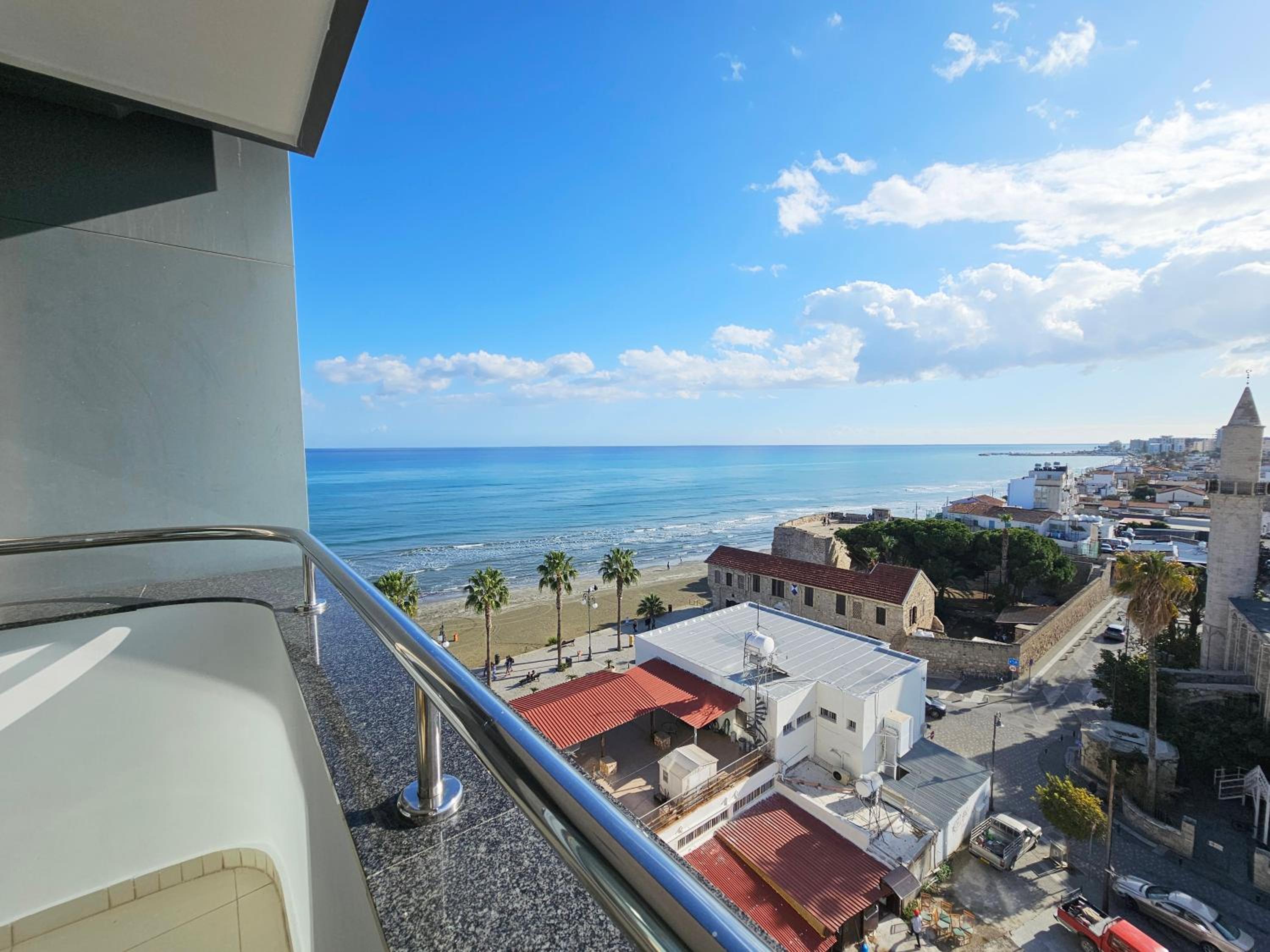Dios Ponte Finikoudes Beachfront