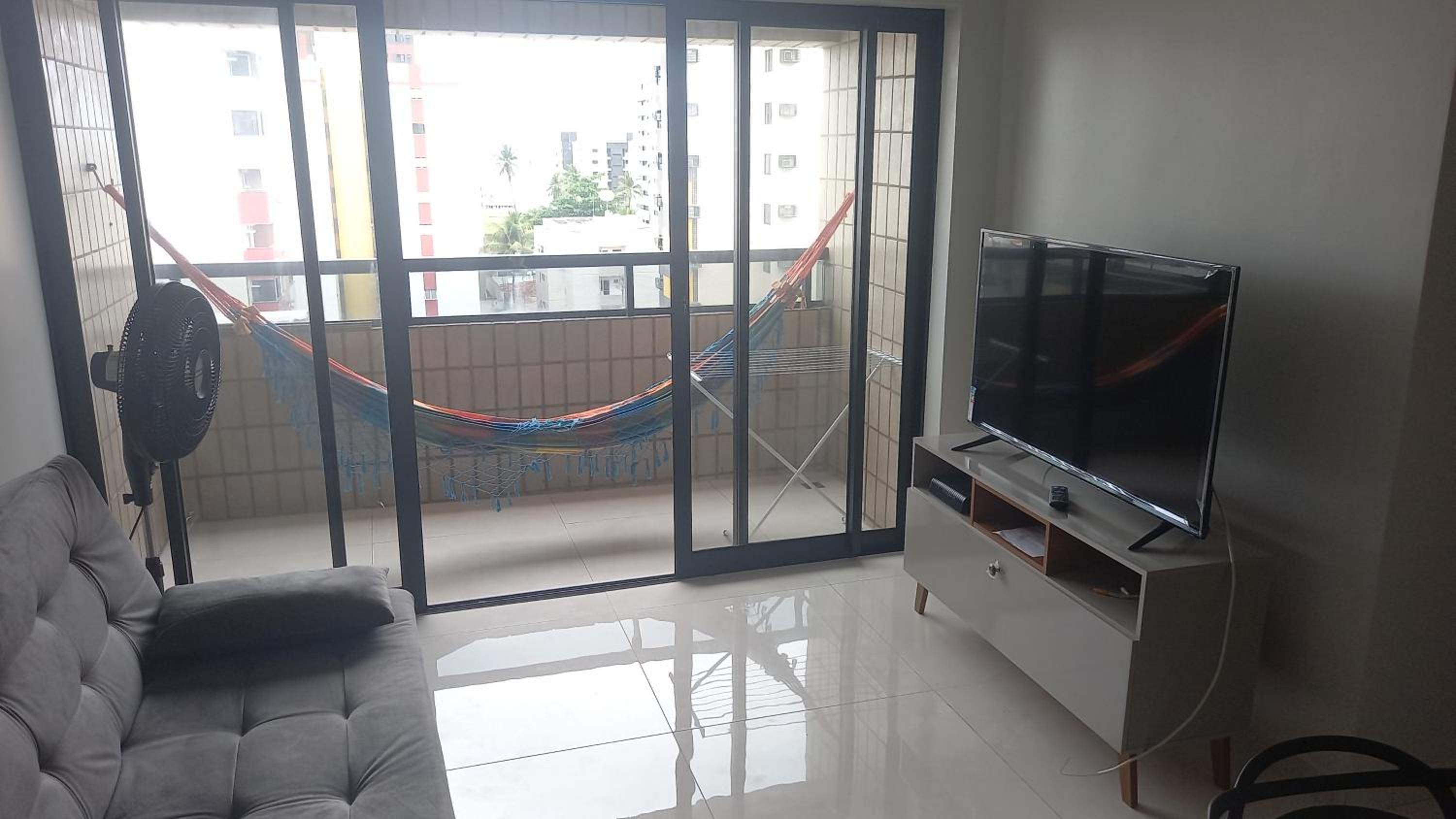 Apart Verdemar Confort com 3 quartos para ate 8 pessoas moderno e funcional e apenas poucos passos da praia