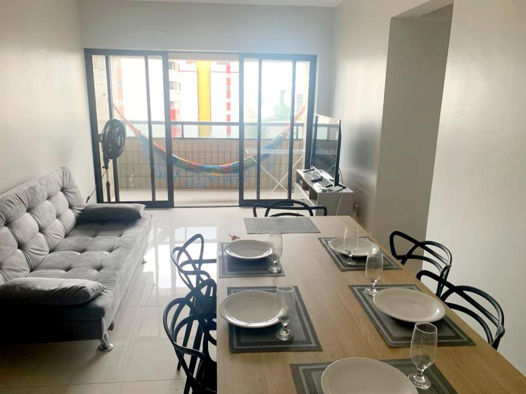 Apart Verdemar Confort com 3 quartos para ate 8 pessoas moderno e funcional e apenas poucos passos da praia