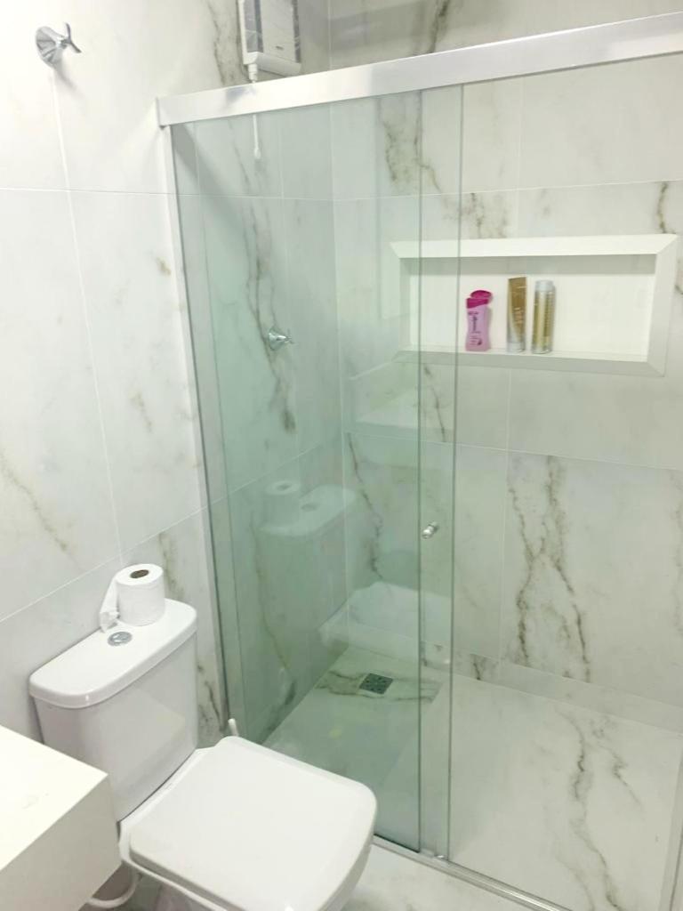 Apart Verdemar Confort com 3 quartos para ate 8 pessoas moderno e funcional e apenas poucos passos da praia