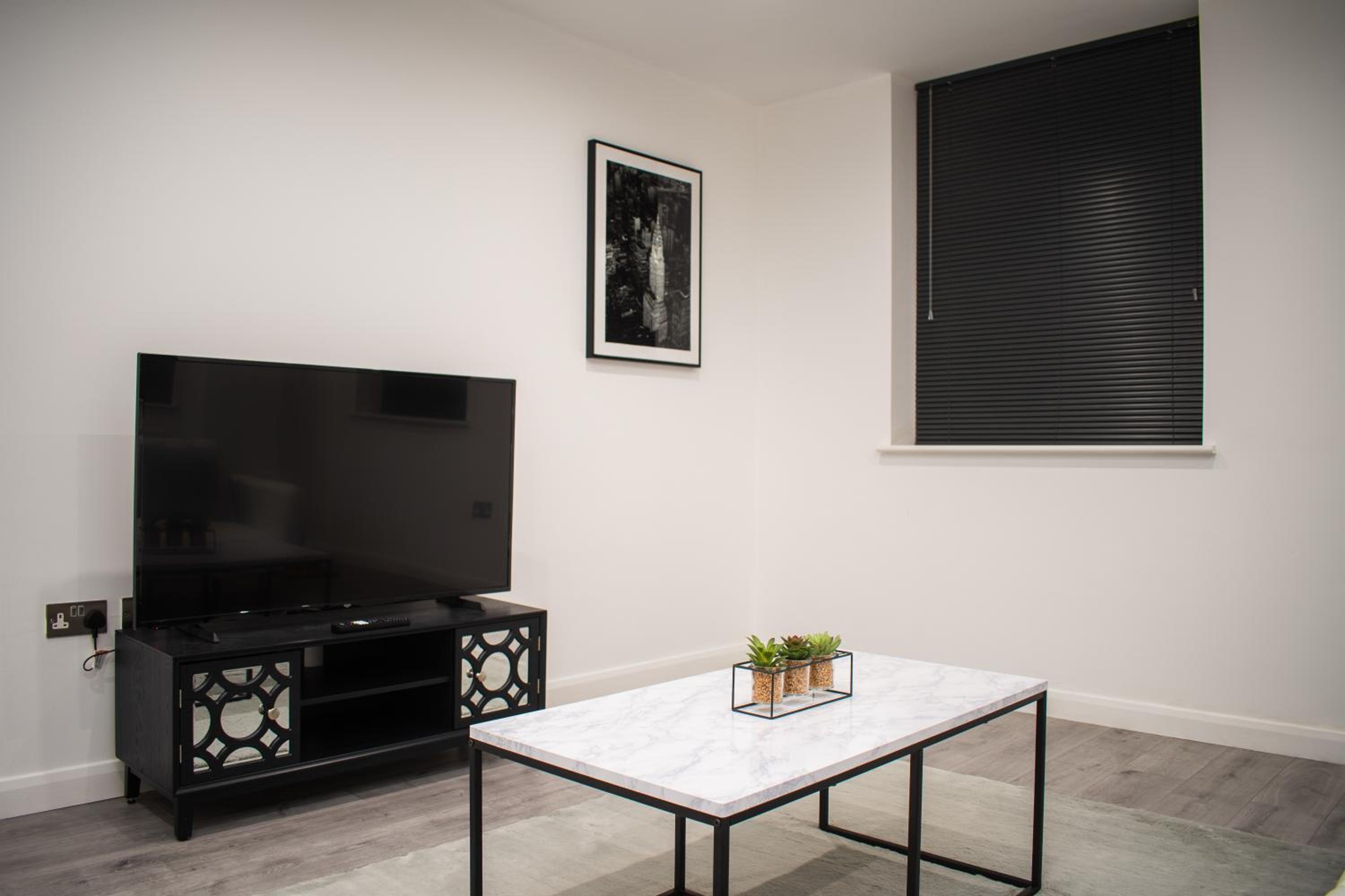 Exquisite 2-Bedroom City Centre Haven - Leicester's Premier Urban Retreat view 3