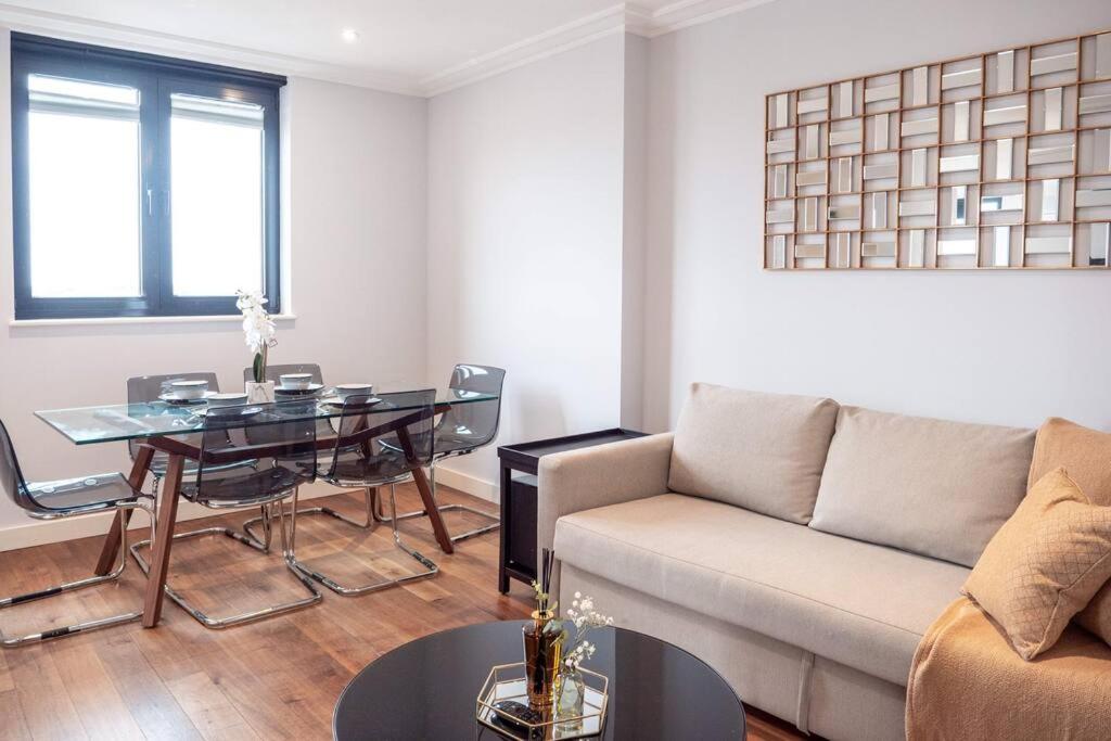 Modern flat with stunning views in Kensington
