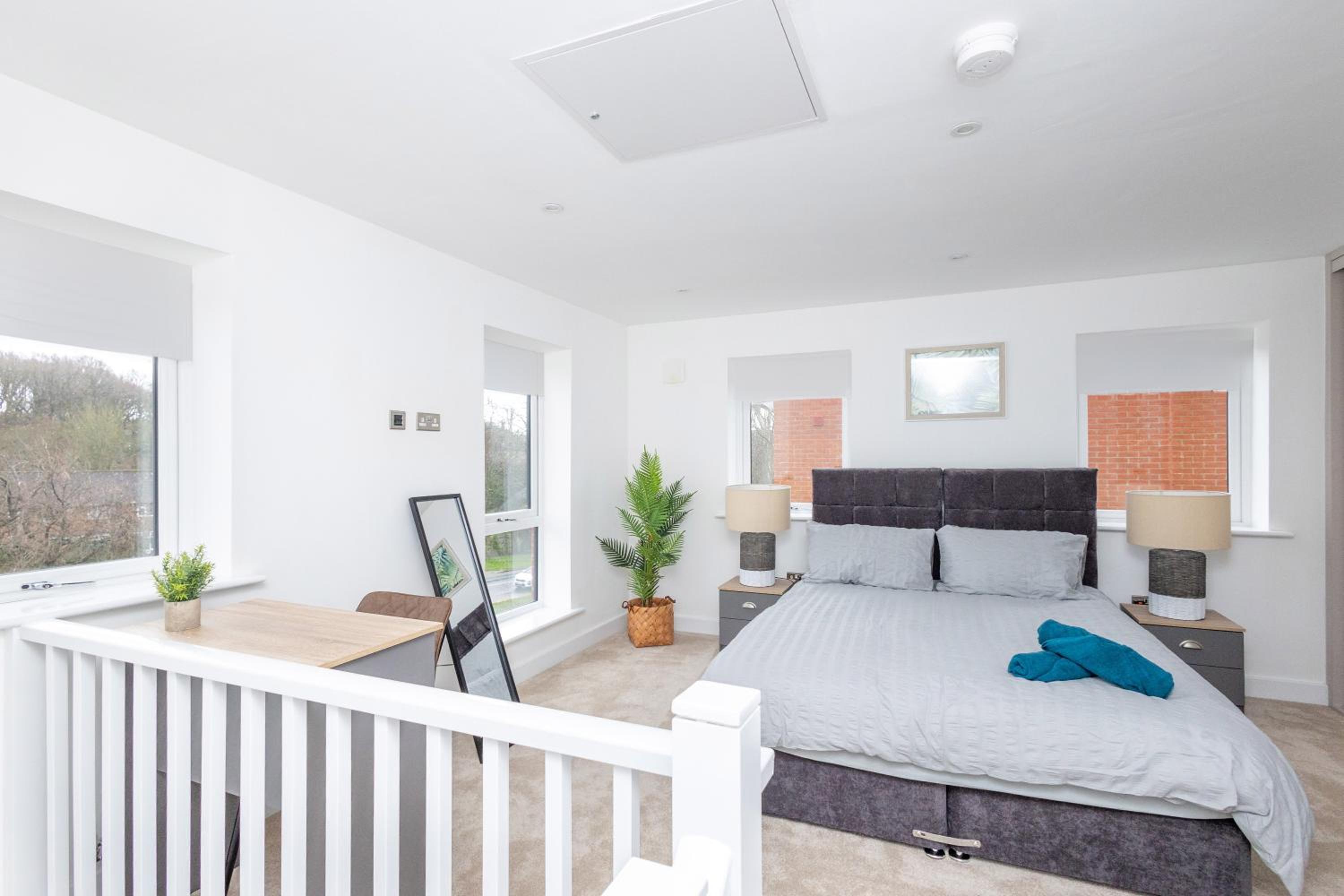 Copper Beech by Alt-Stay Contractor Accommodation - 2 Bed Contractor Home With Parking, Wi-Fi & Full Kitchen - Ideal For Long stays view 3