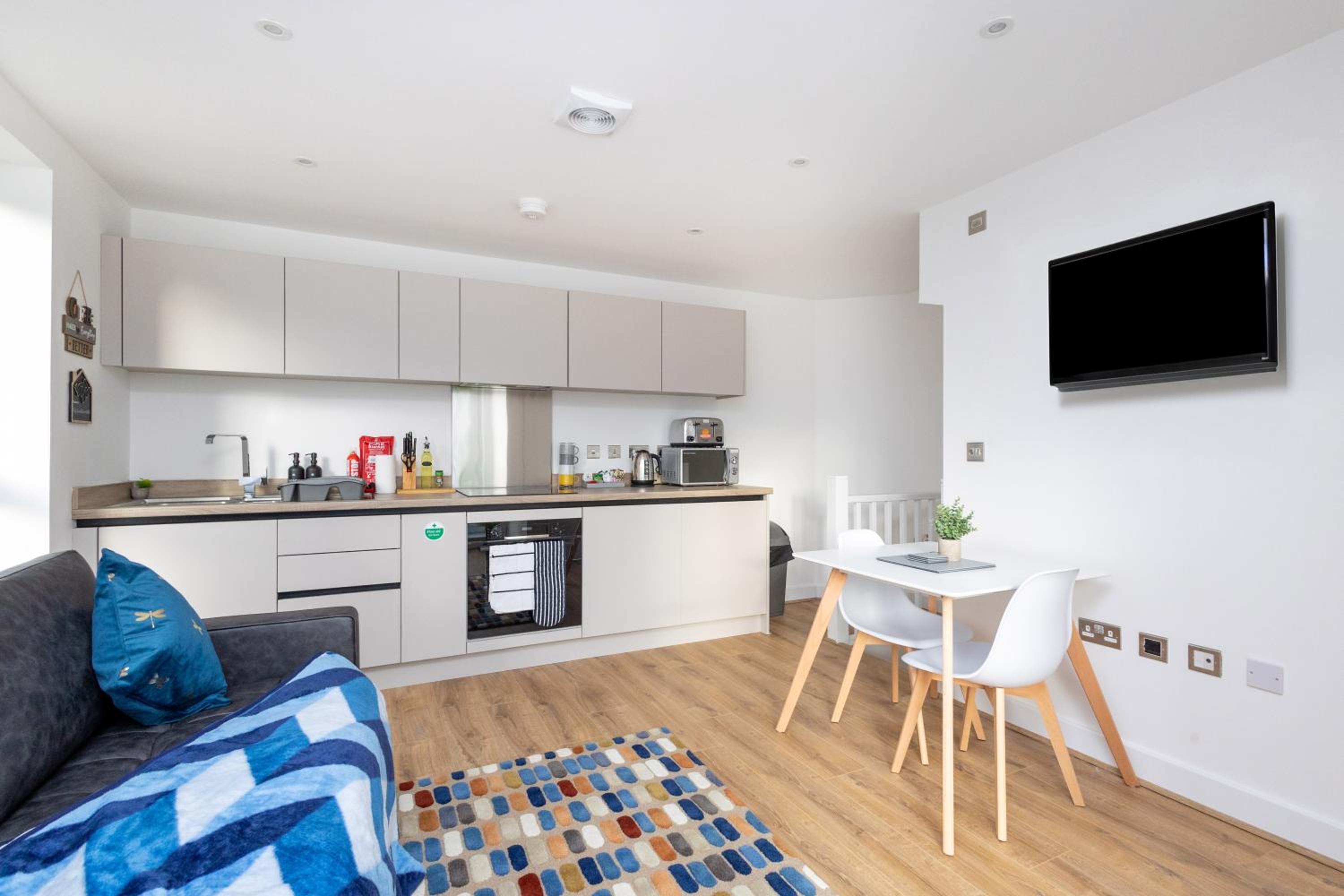 Copper Beech by Alt-Stay Contractor Accommodation - 2 Bed Contractor Home With Parking, Wi-Fi & Full Kitchen - Ideal For Long stays view 2
