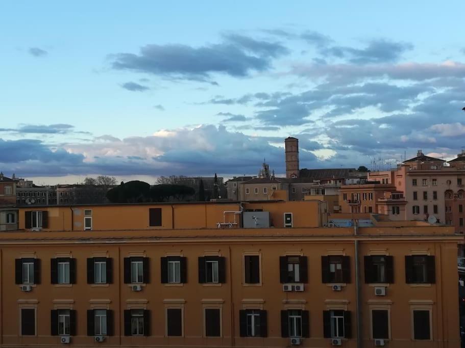 Aura Home Grazioso Appartamento a Pochi Passi dalla Metro A e C