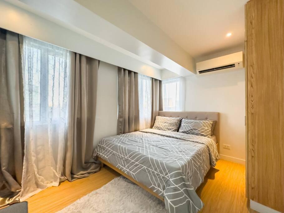 A2J Luxury 2BR BGC Suite Near High Street, Malls view 2
