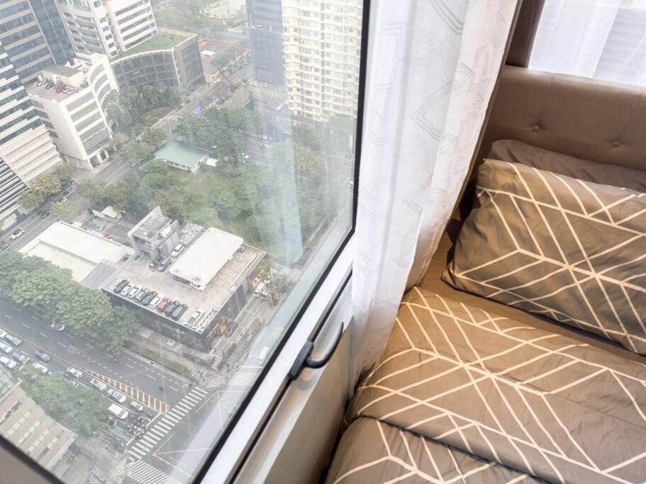 A2J Luxury 2BR BGC Suite Near High Street, Malls view 3