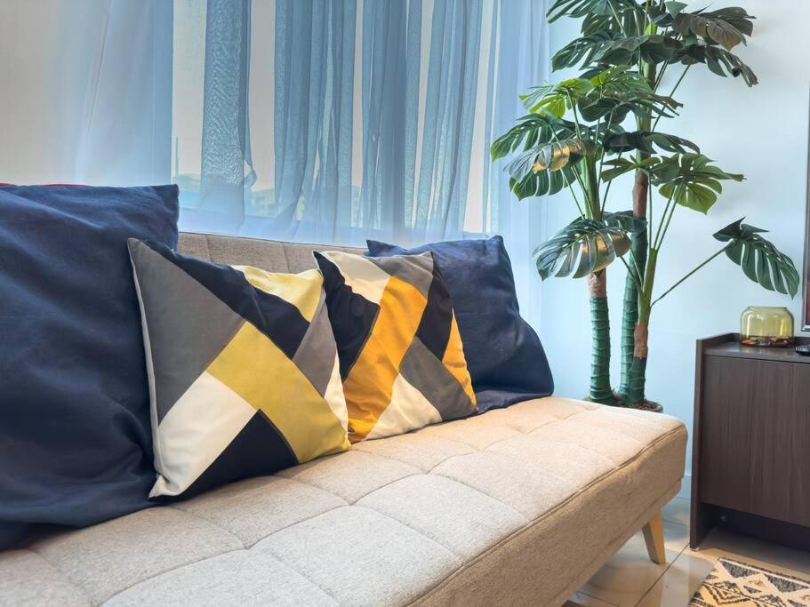 A2J Luxury 2BR BGC Suite Near High Street, Malls view 4