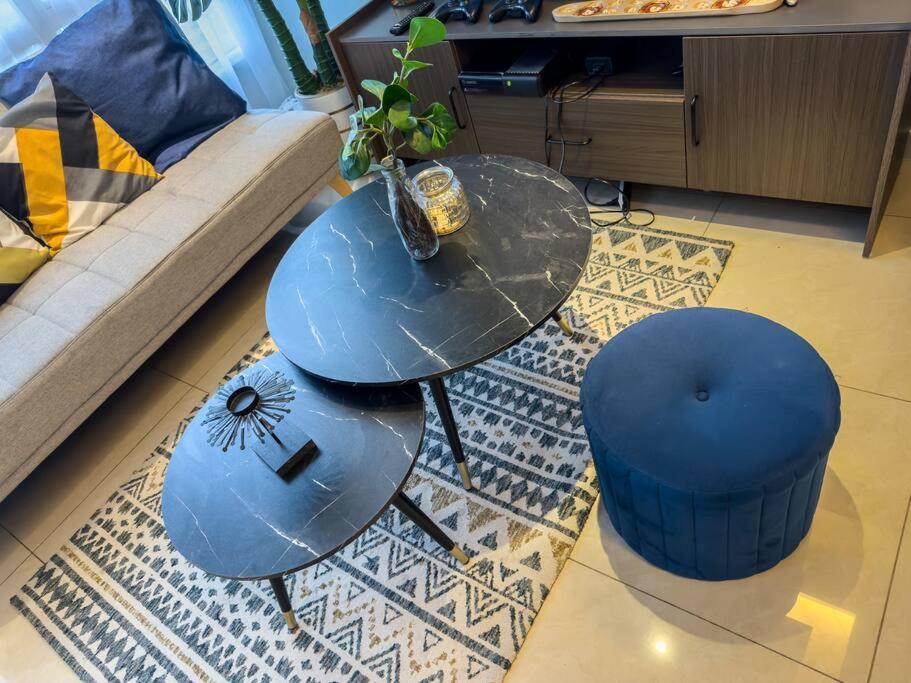 A2J Luxury 2BR BGC Suite Near High Street, Malls view 5