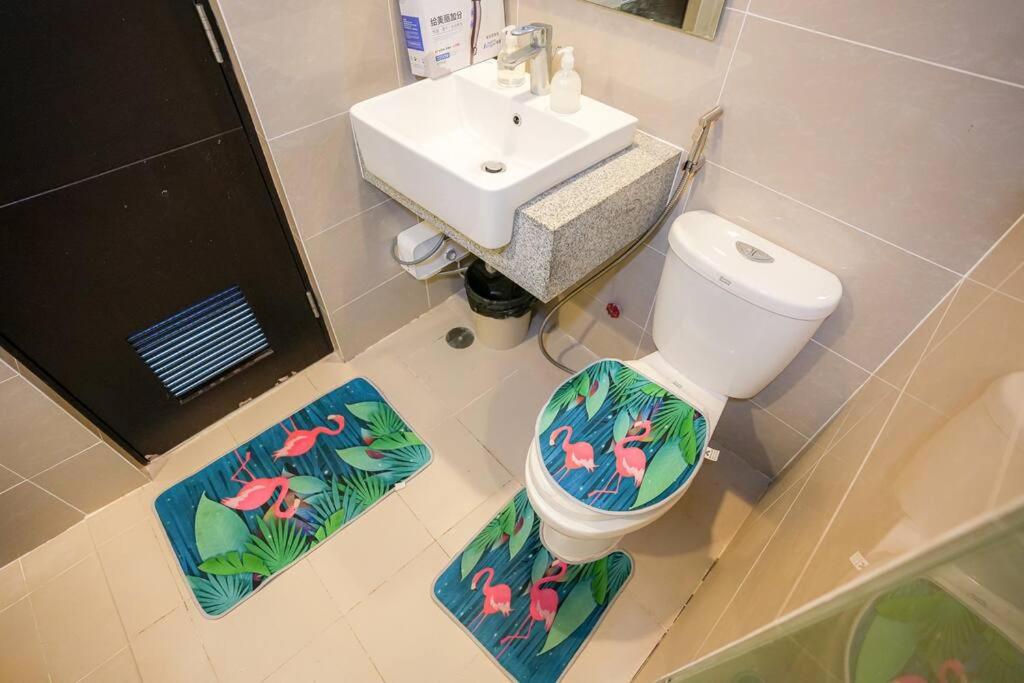 A2J Luxury 1BR Suite Near Uptown Mall BGC Taguig view 5