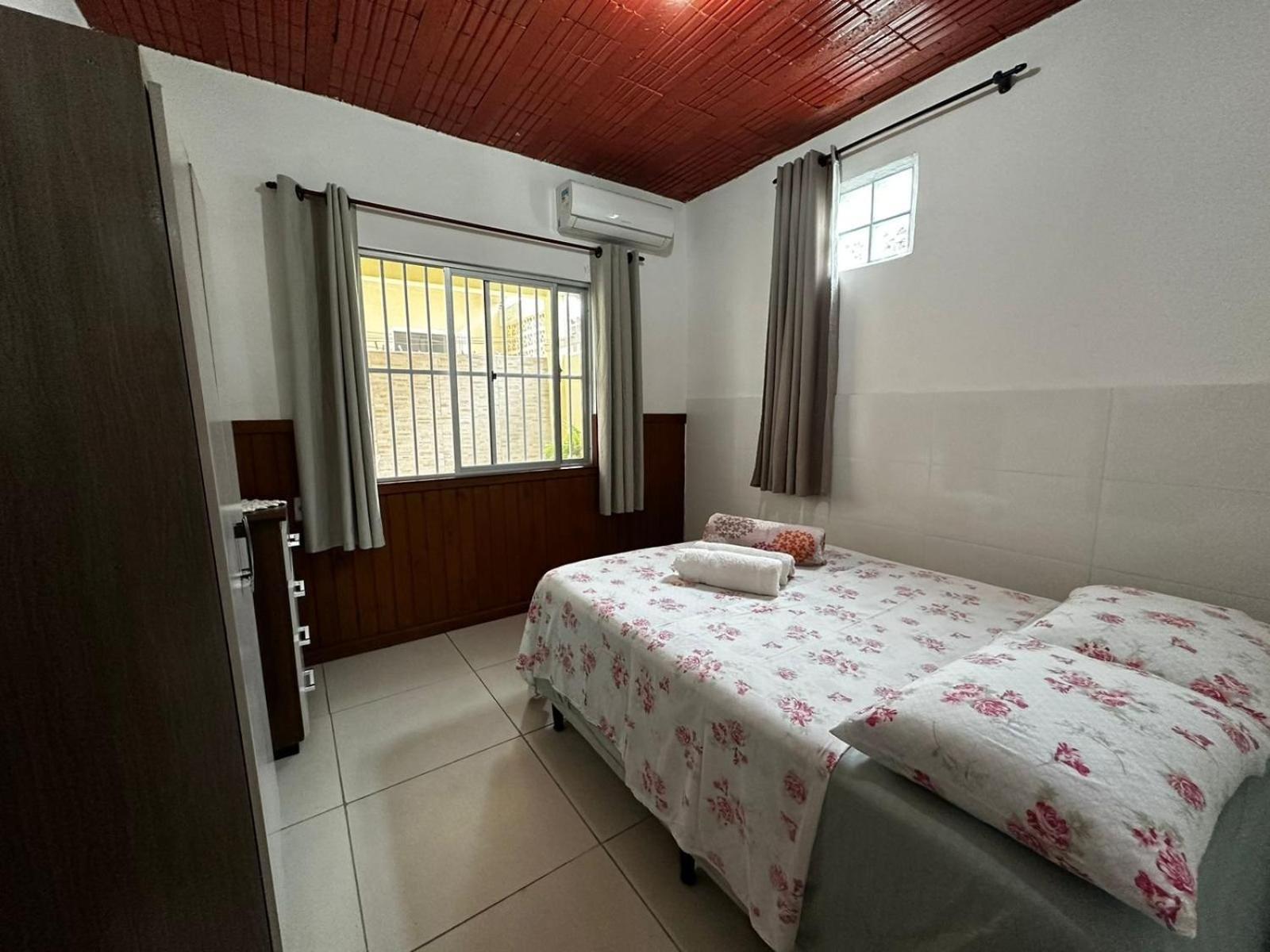 Ampla casa térrea, WiFi, estacionamento e segurança