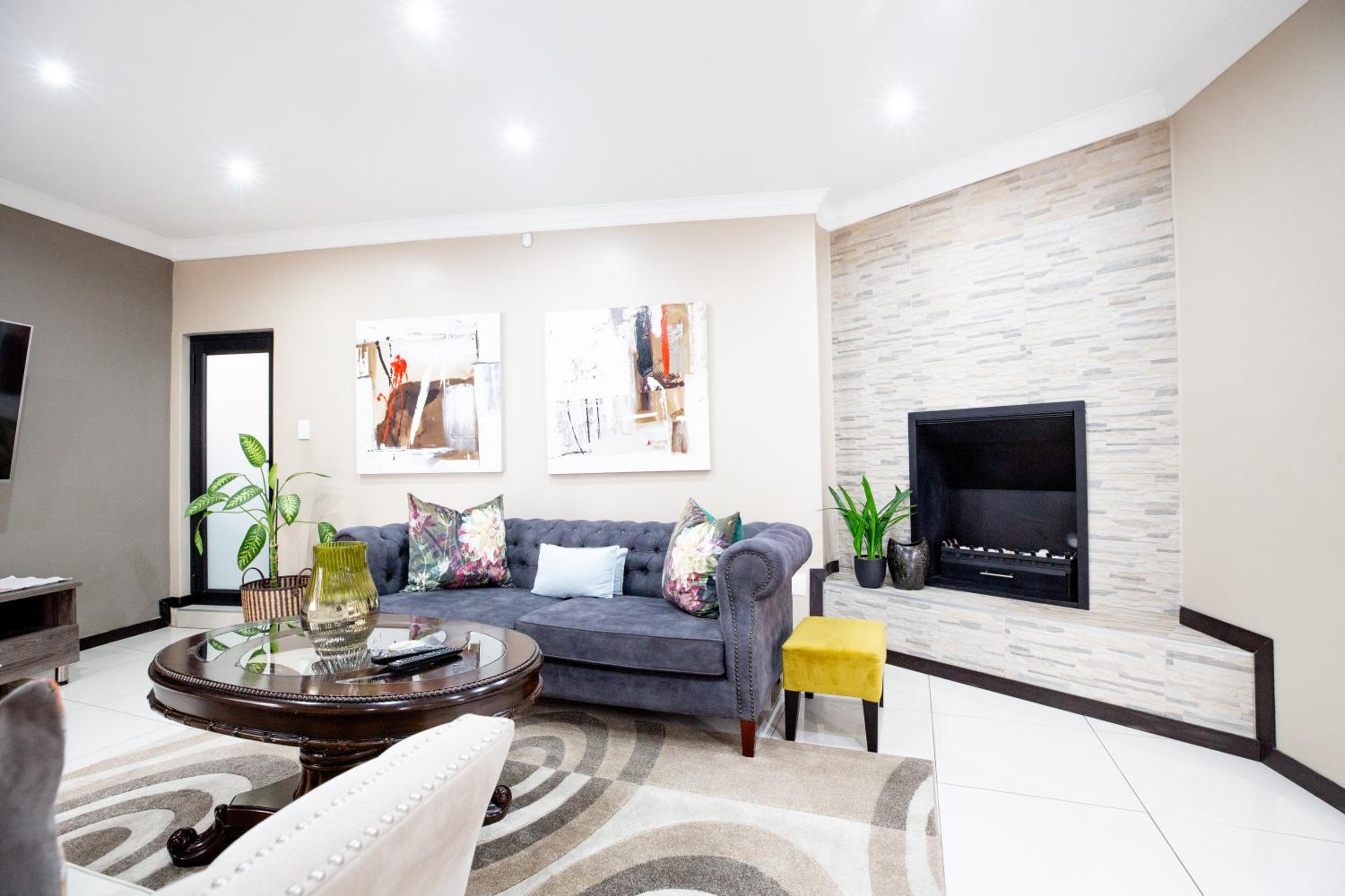 URlyfstyle 5 bedrooms 10km from OR Tambo Int Airport view 4