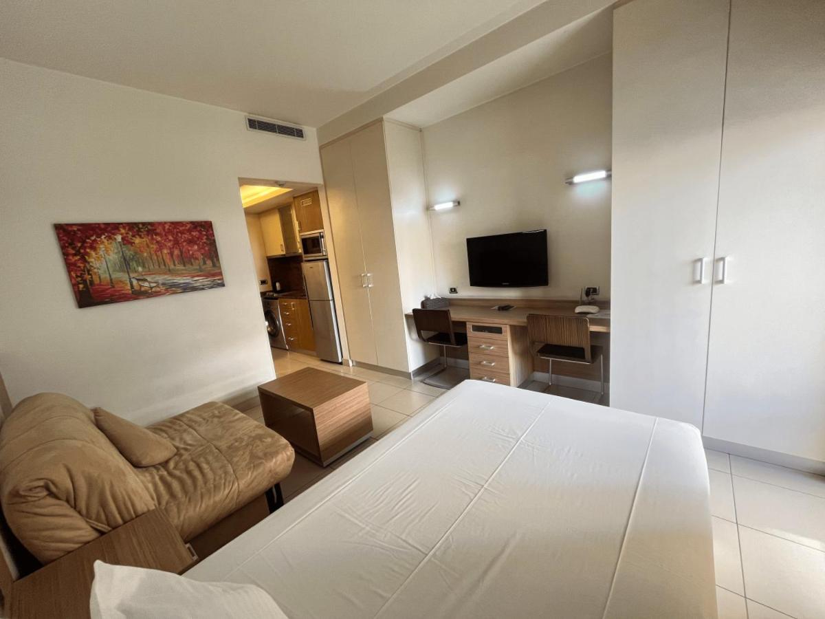 Kevens Single Room with Gym and Bar view 4
