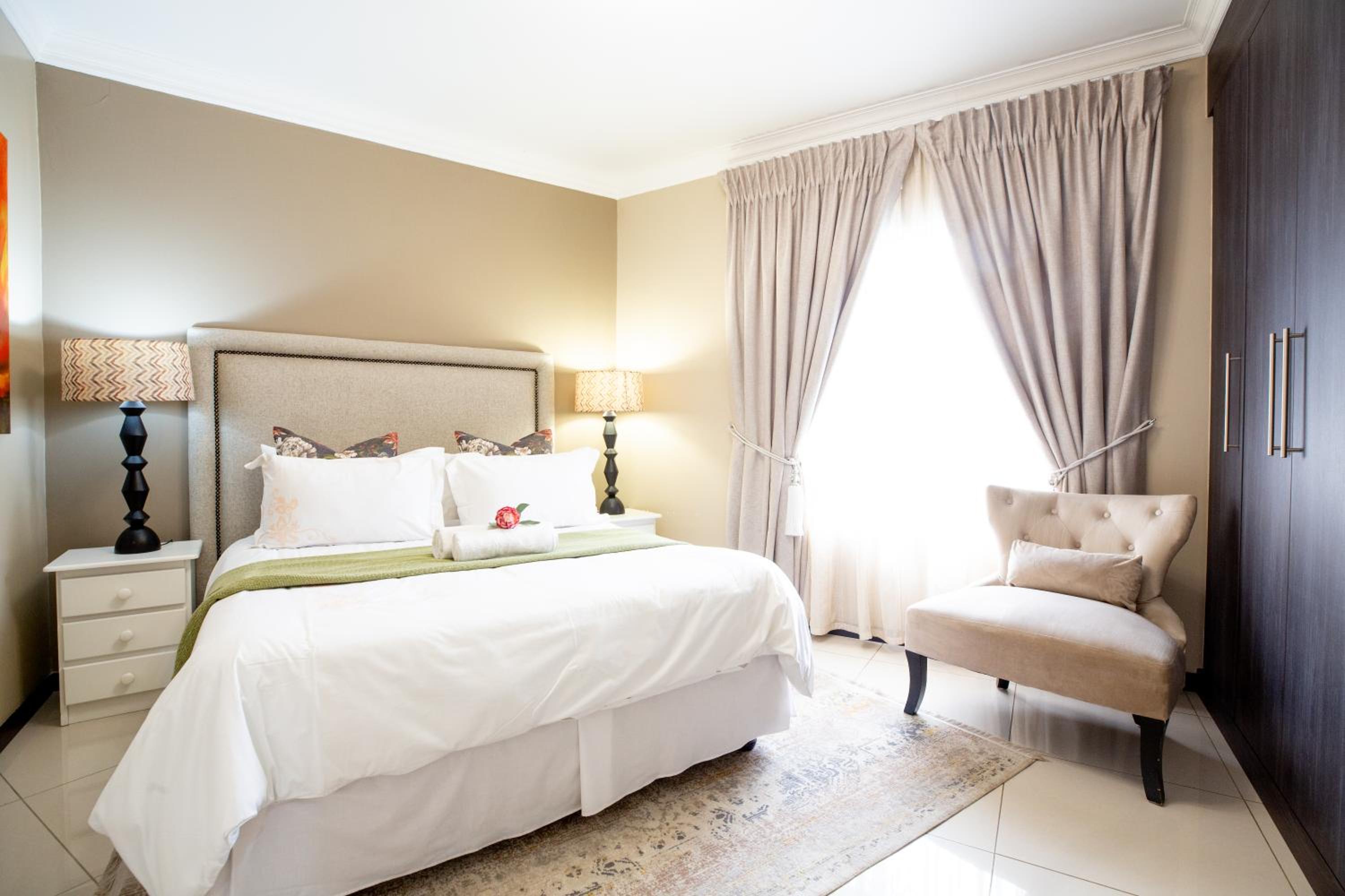 URlyfstyle 5 bedrooms 10km from OR Tambo Int Airport view 2