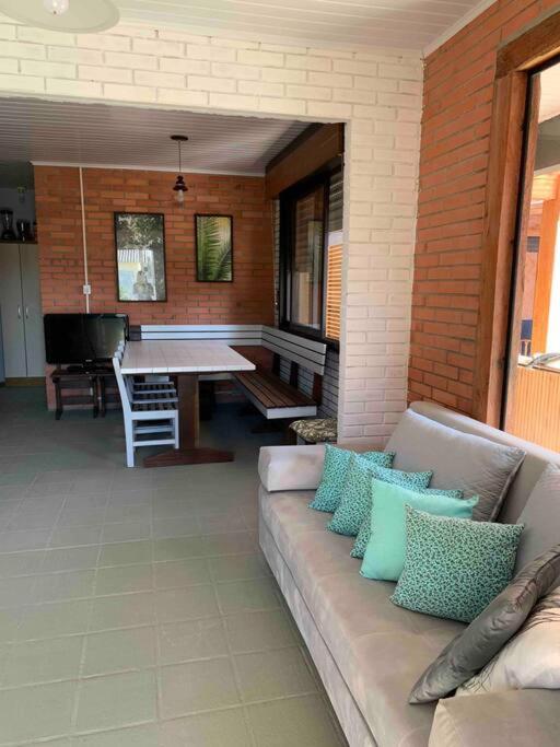 Casa 6 quartos, 3 suítes 4 banheiros