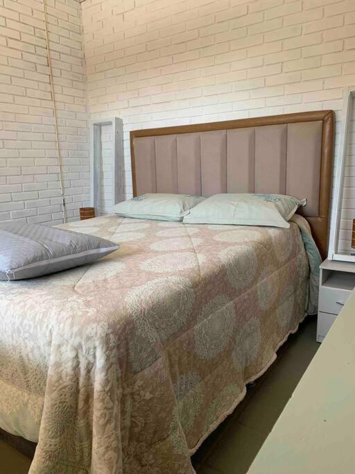 Casa 6 quartos, 3 suítes 4 banheiros