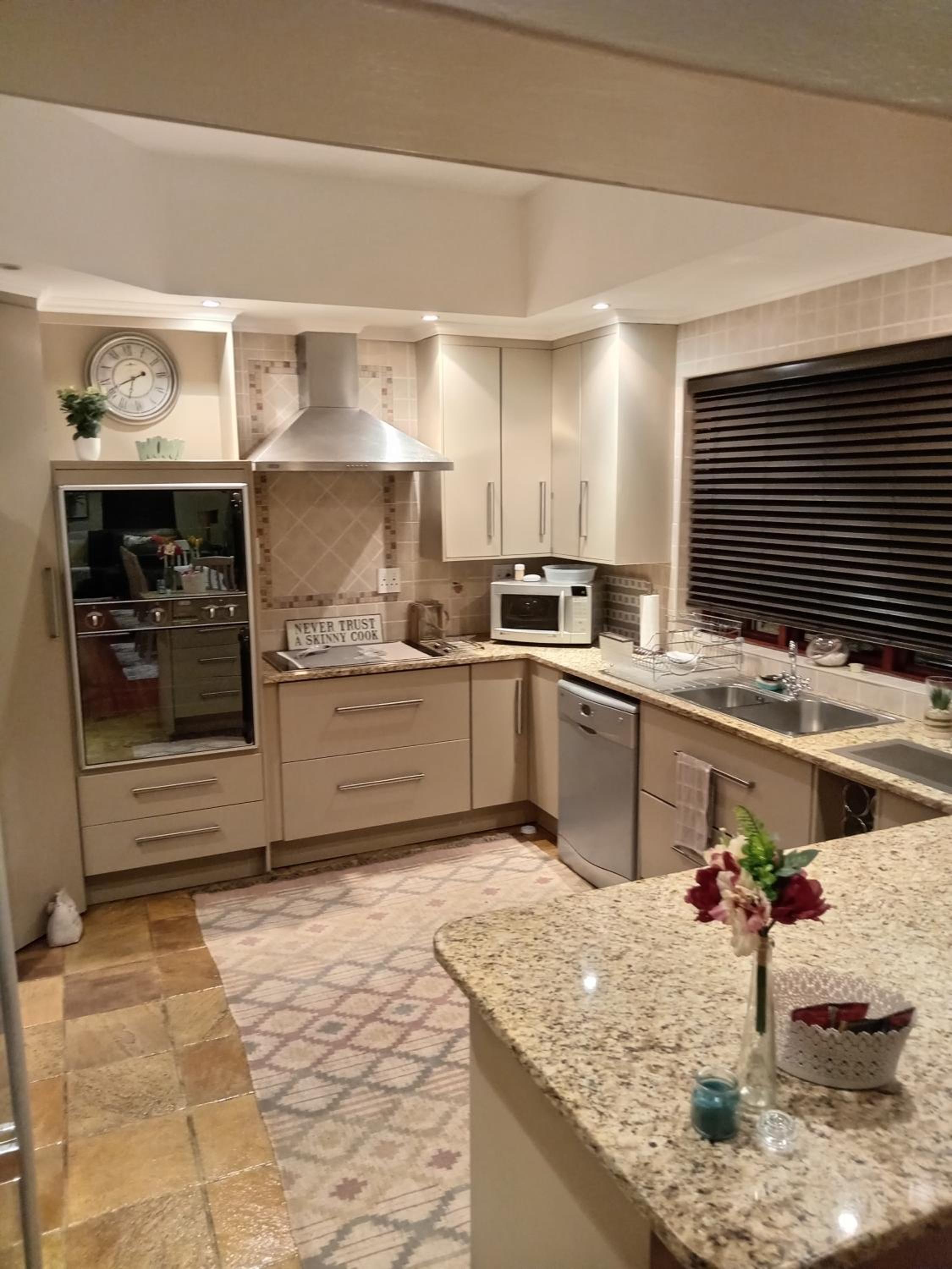 Fancy Pansy 4.2 Room 1 only : Spacious 1 bedroom house view 4