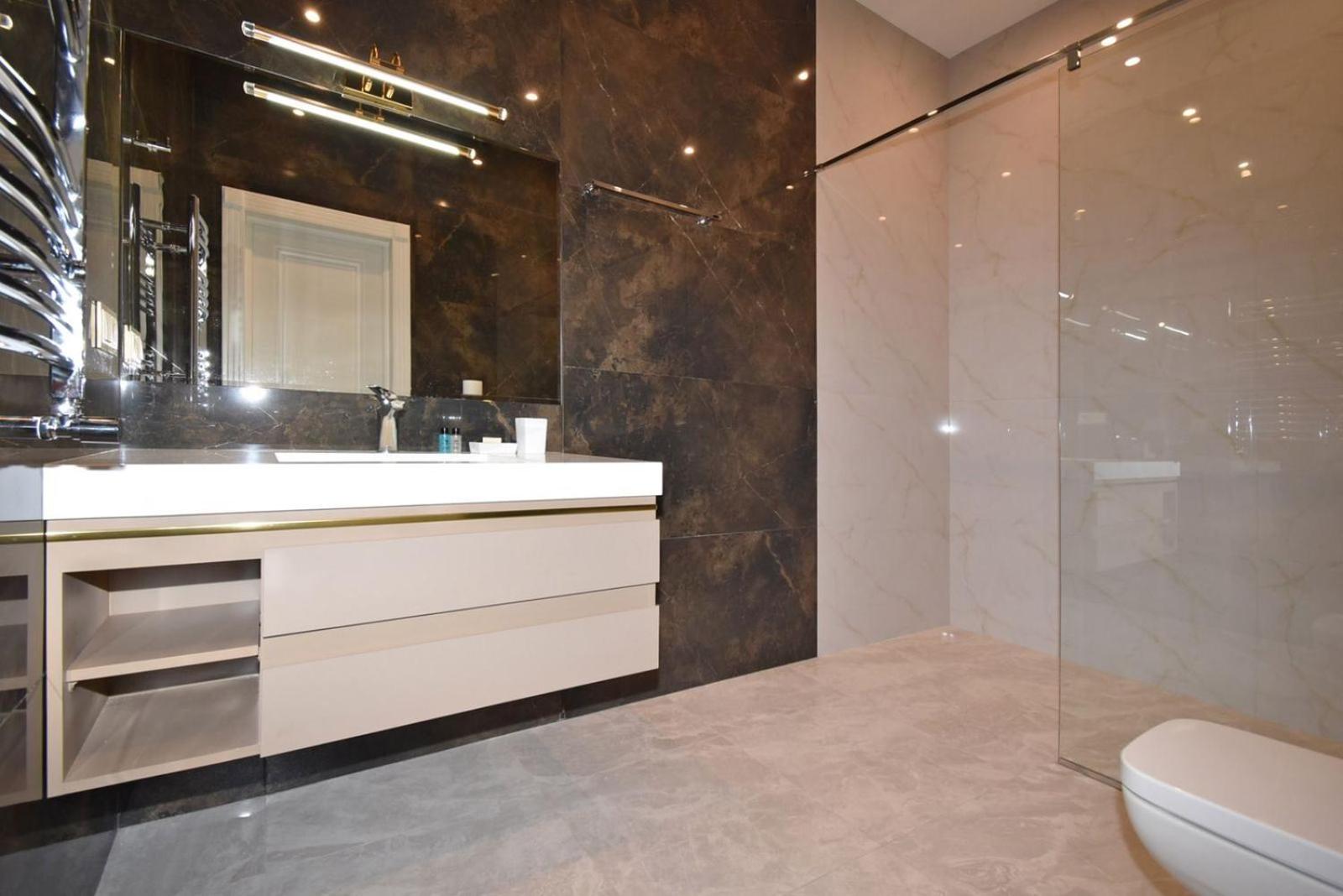 Deluxe 2 Bedroom, 2Bathroom Apartment in the Middle of City Center, New Building
