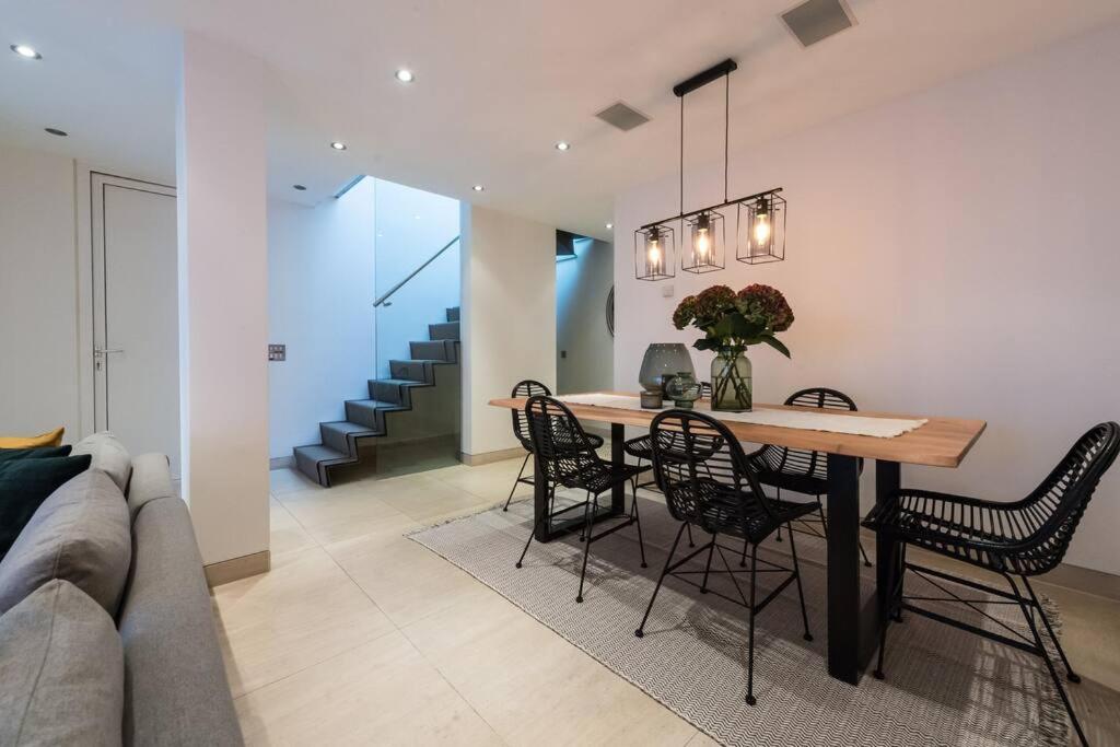 Spectacular Mews House in Holland Park