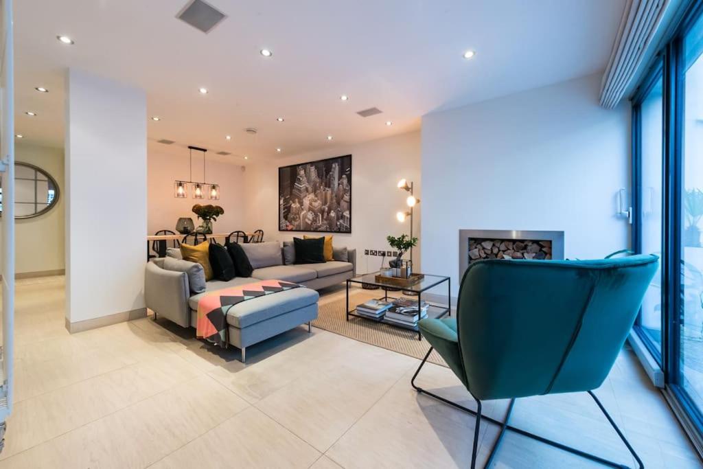 Spectacular Mews House in Holland Park