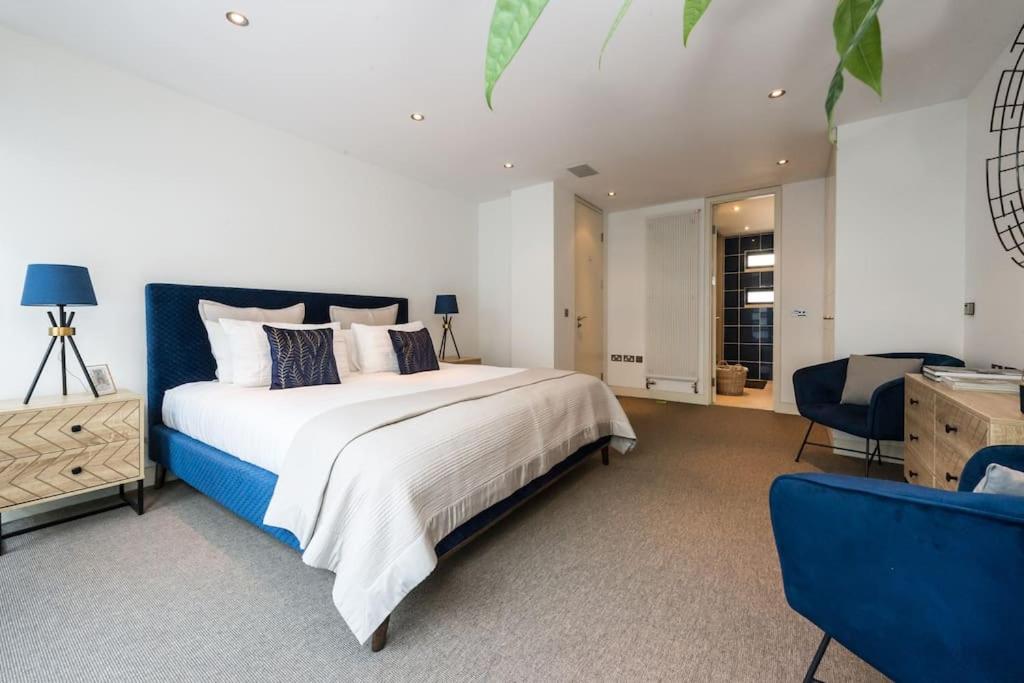 Spectacular Mews House in Holland Park
