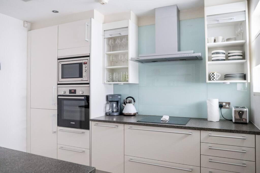 Spectacular Mews House in Holland Park