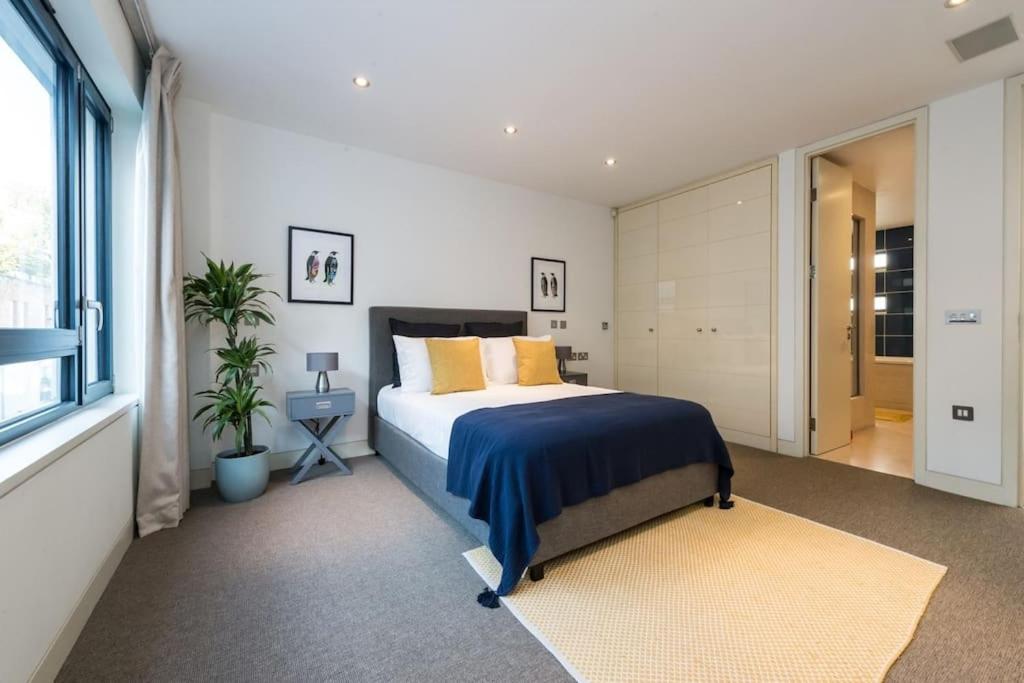 Spectacular Mews House in Holland Park