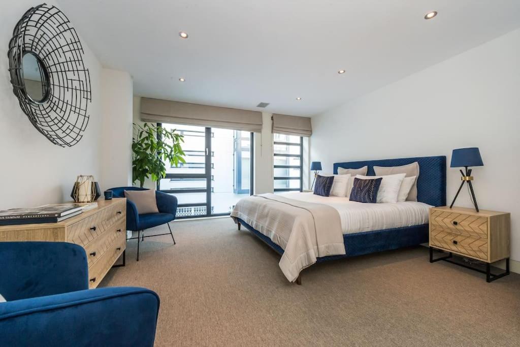 Spectacular Mews House in Holland Park