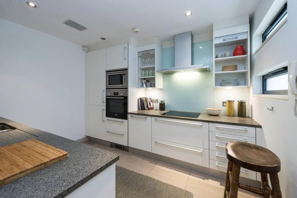 Spectacular Mews House in Holland Park