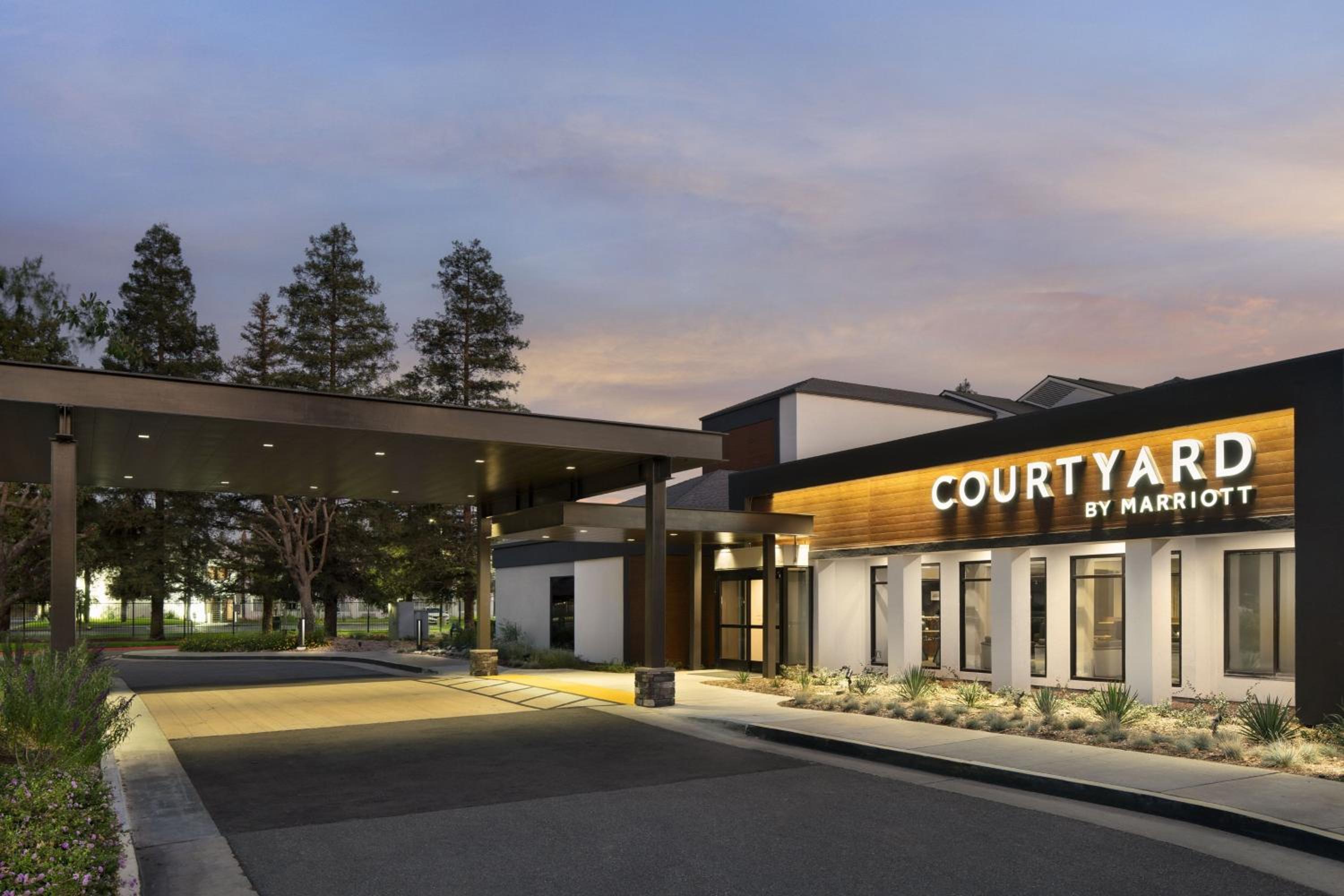 Hotel Courtyard by Marriott Bakersfield - Image 1