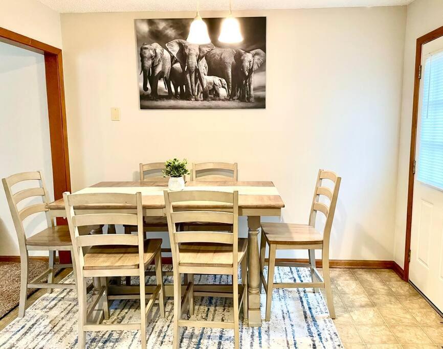 Kansas City Vacations - Beautiful and Cozy Olathe Home. - Property Image 1