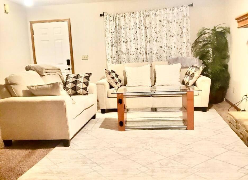 Beautiful and Cozy Olathe Home. - Property Image 36