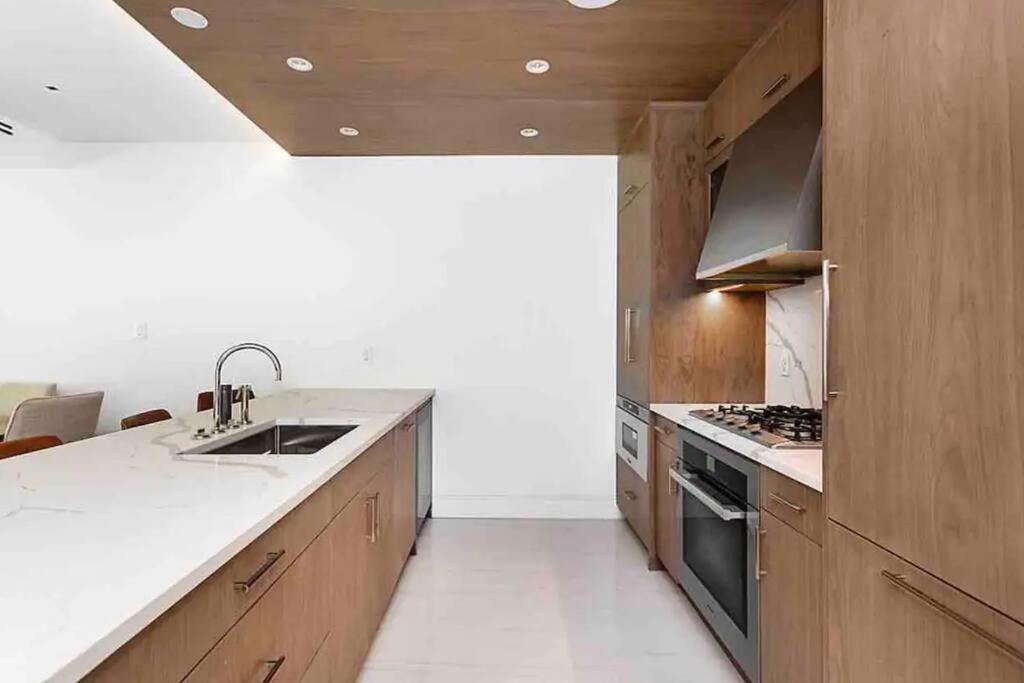 Luxurious Soho Apartment~ 2 Bedroom 2 Bathroom