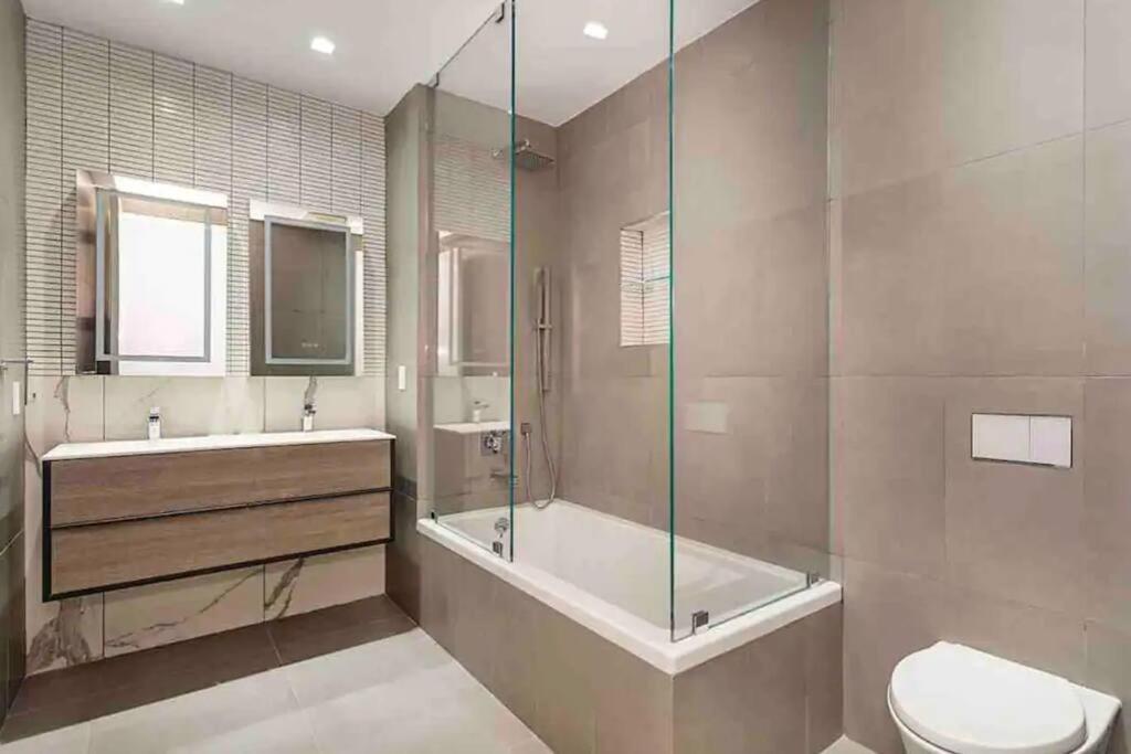 Luxurious Soho Apartment~ 2 Bedroom 2 Bathroom
