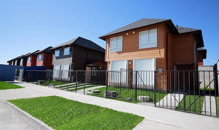 casa con habitaciones disponibles, estacionamiento privado, patio y áreas comunes para compartir