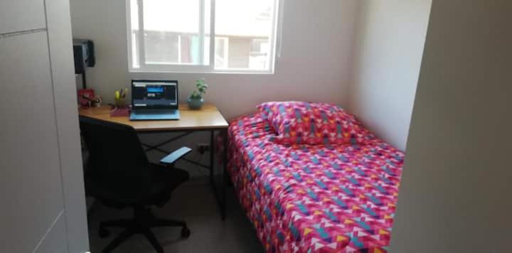 casa con habitaciones disponibles, estacionamiento privado, patio y áreas comunes para compartir