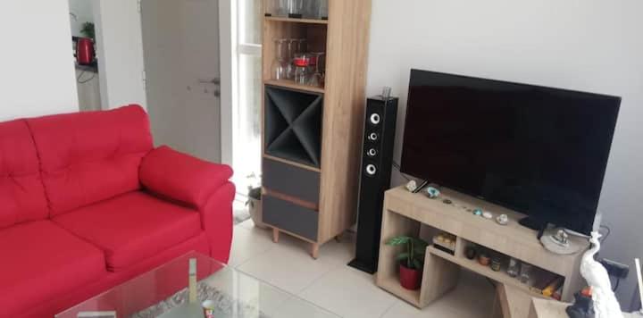 casa con habitaciones disponibles, estacionamiento privado, patio y áreas comunes para compartir