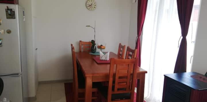 casa con habitaciones disponibles, estacionamiento privado, patio y áreas comunes para compartir