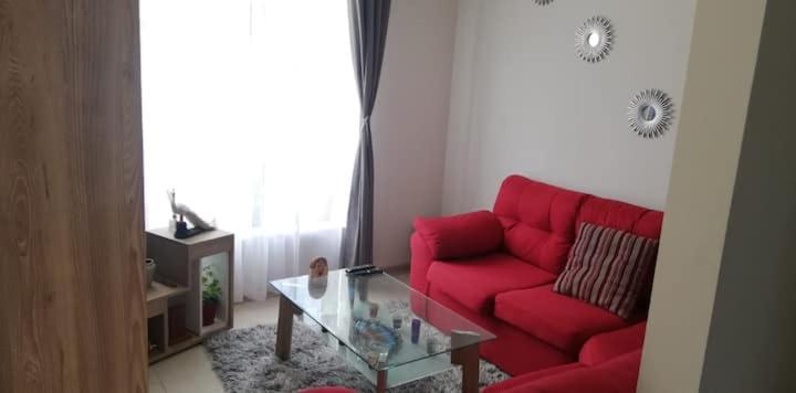 casa con habitaciones disponibles, estacionamiento privado, patio y áreas comunes para compartir