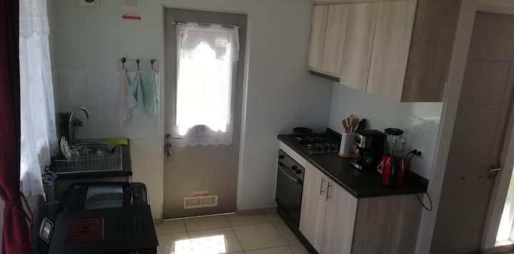casa con habitaciones disponibles, estacionamiento privado, patio y áreas comunes para compartir