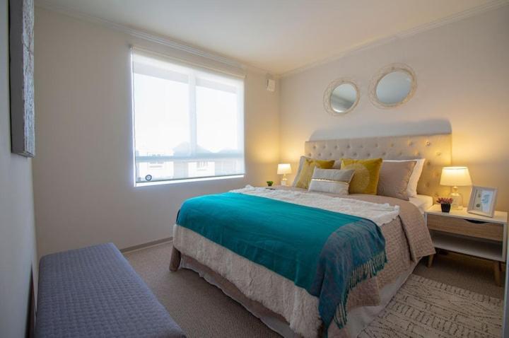 casa con habitaciones disponibles, estacionamiento privado, patio y áreas comunes para compartir